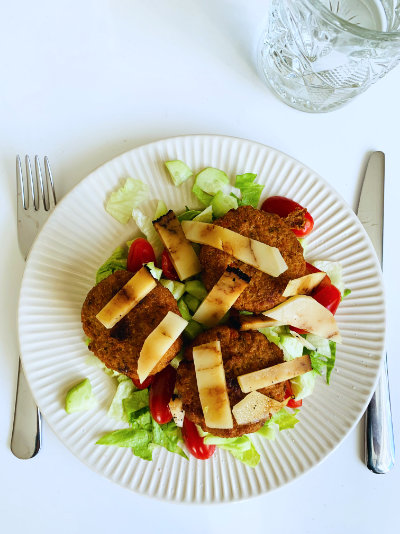 Soe salat Kikerherne-kapsa kotlettidega