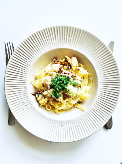 Kanapasta päiksekuivatatud tomatitega